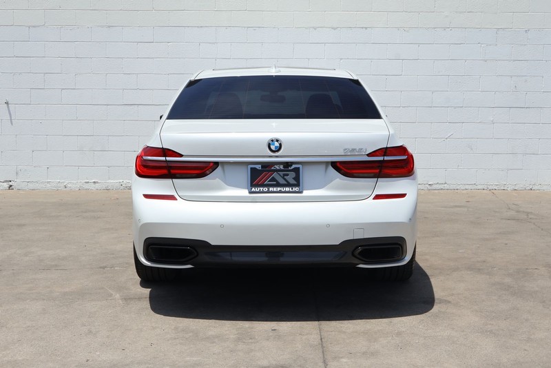 BMW 750i Vehicle Full-screen Gallery Image 06