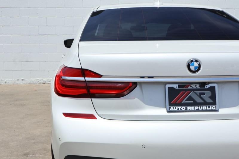 BMW 750i Vehicle Full-screen Gallery Image 07