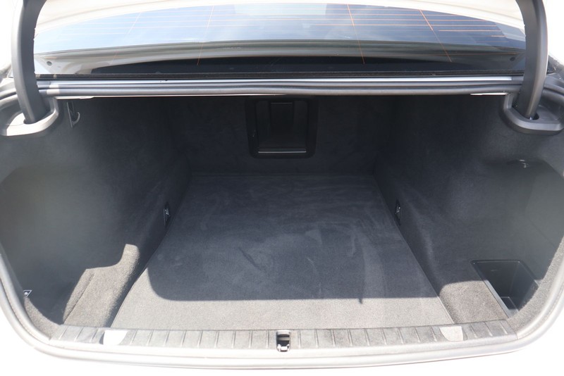 BMW 750i Vehicle Full-screen Gallery Image 08
