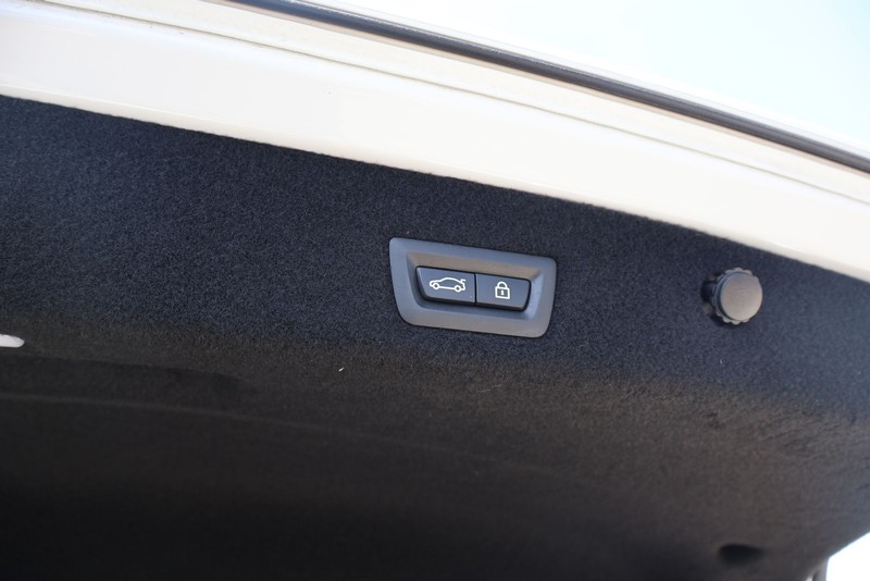 BMW 750i Vehicle Full-screen Gallery Image 09