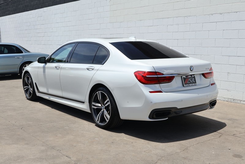 BMW 750i Vehicle Full-screen Gallery Image 10