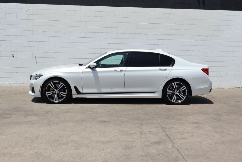 BMW 750i Vehicle Full-screen Gallery Image 11