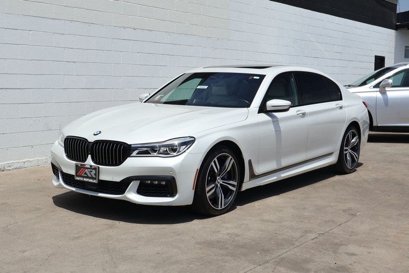 BMW 750i Vehicle Full-screen Gallery Image 12