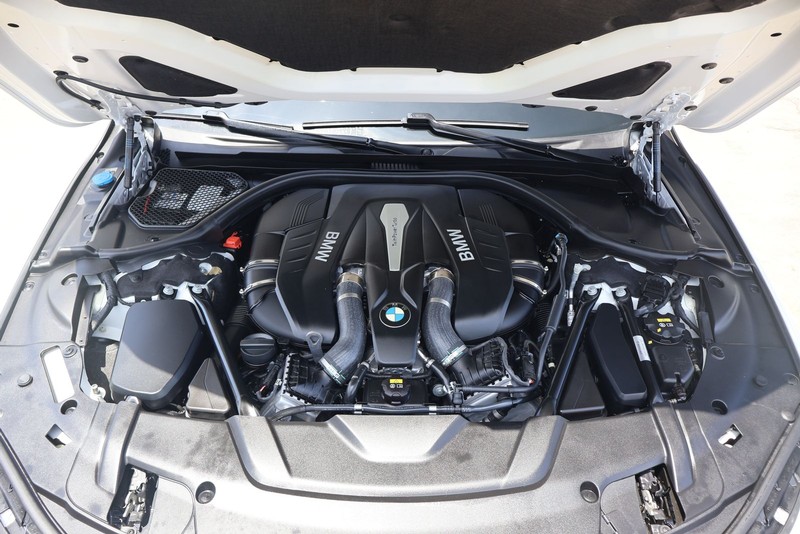 BMW 750i Vehicle Full-screen Gallery Image 13