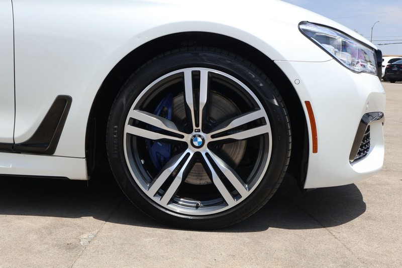 BMW 750i Vehicle Full-screen Gallery Image 14
