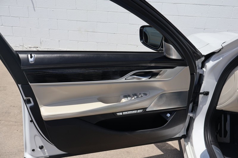 BMW 750i Vehicle Full-screen Gallery Image 15