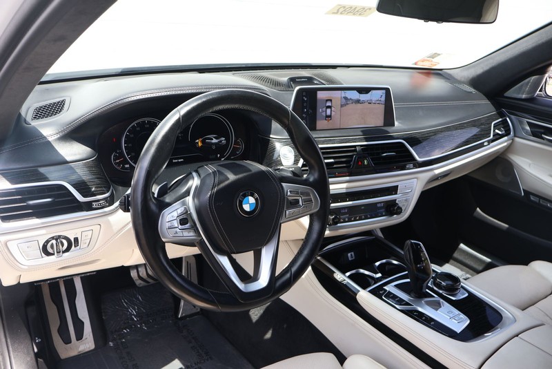 BMW 750i Vehicle Full-screen Gallery Image 16