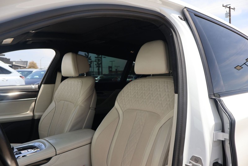 BMW 750i Vehicle Full-screen Gallery Image 17