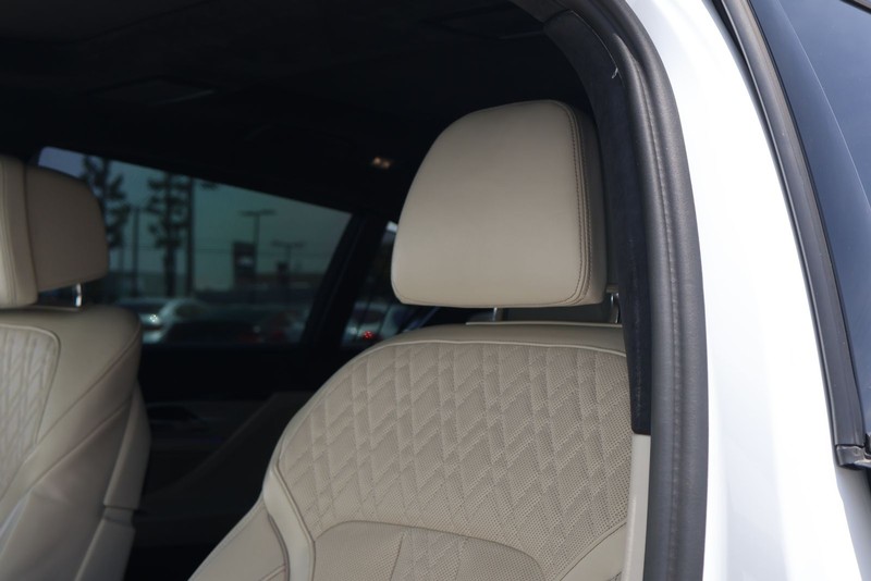 BMW 750i Vehicle Full-screen Gallery Image 18