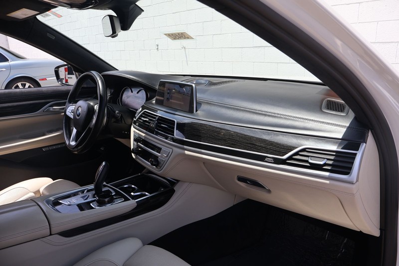 BMW 750i Vehicle Full-screen Gallery Image 19