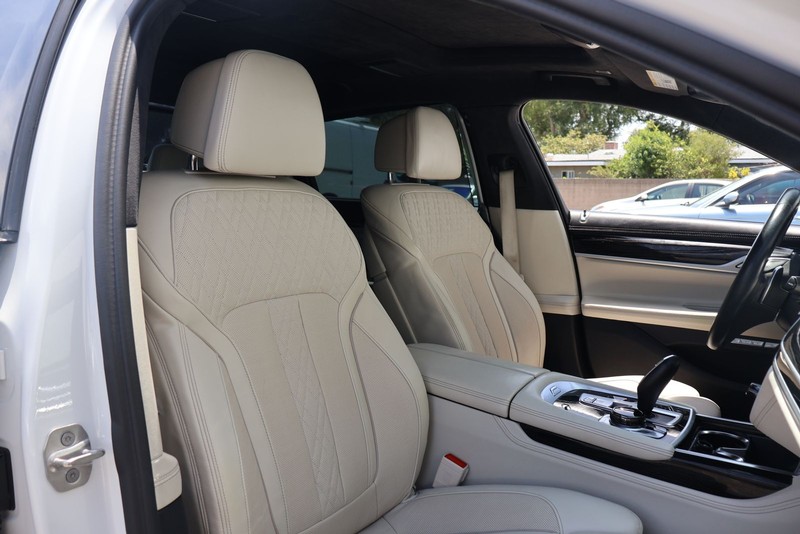 BMW 750i Vehicle Full-screen Gallery Image 20