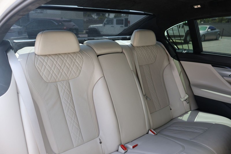 BMW 750i Vehicle Full-screen Gallery Image 21