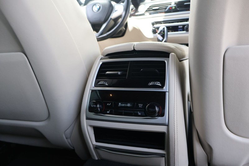 BMW 750i Vehicle Full-screen Gallery Image 22
