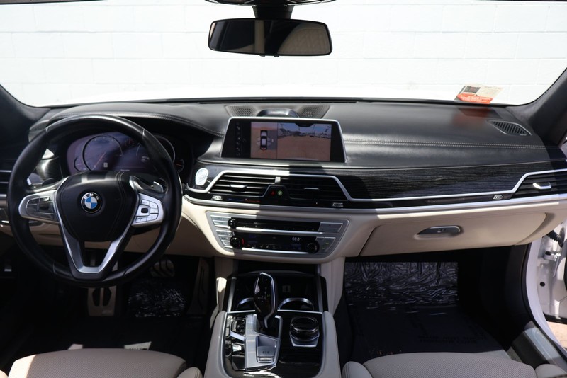 BMW 750i Vehicle Full-screen Gallery Image 23
