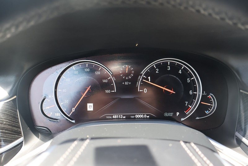 BMW 750i Vehicle Full-screen Gallery Image 24