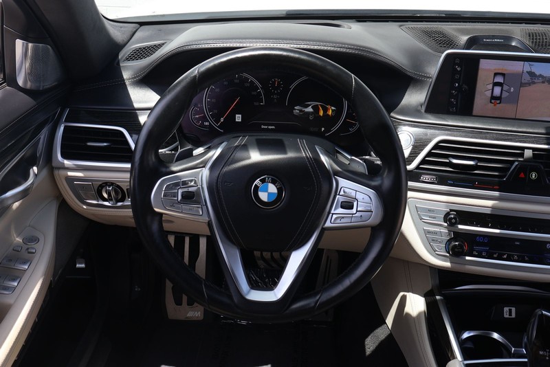 BMW 750i Vehicle Full-screen Gallery Image 25