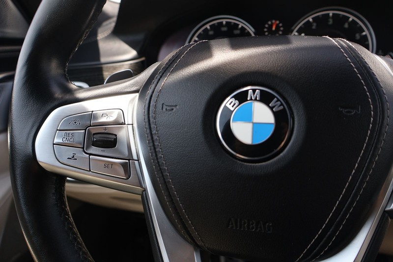 BMW 750i Vehicle Full-screen Gallery Image 26