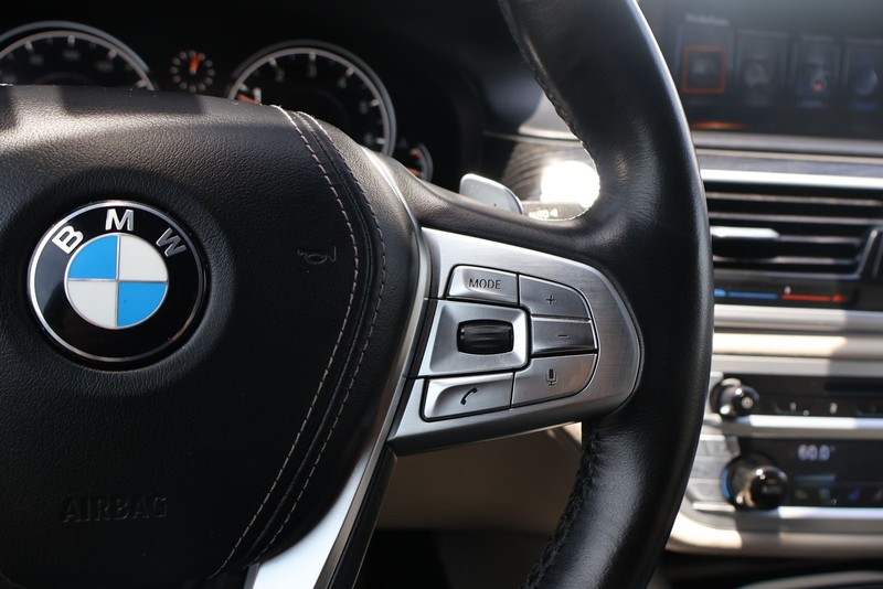 BMW 750i Vehicle Full-screen Gallery Image 27