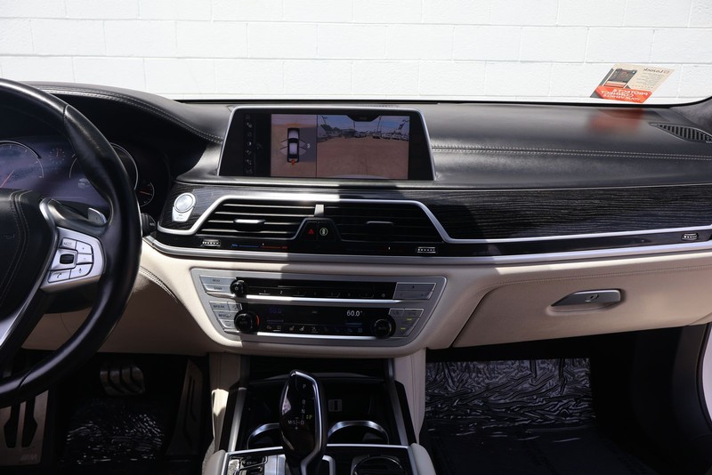 BMW 750i Vehicle Full-screen Gallery Image 28