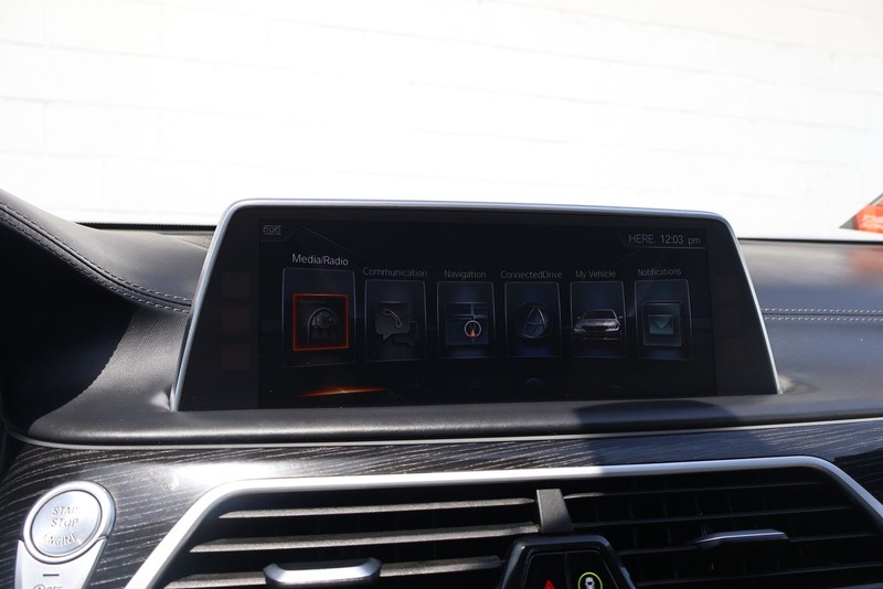 BMW 750i Vehicle Full-screen Gallery Image 29