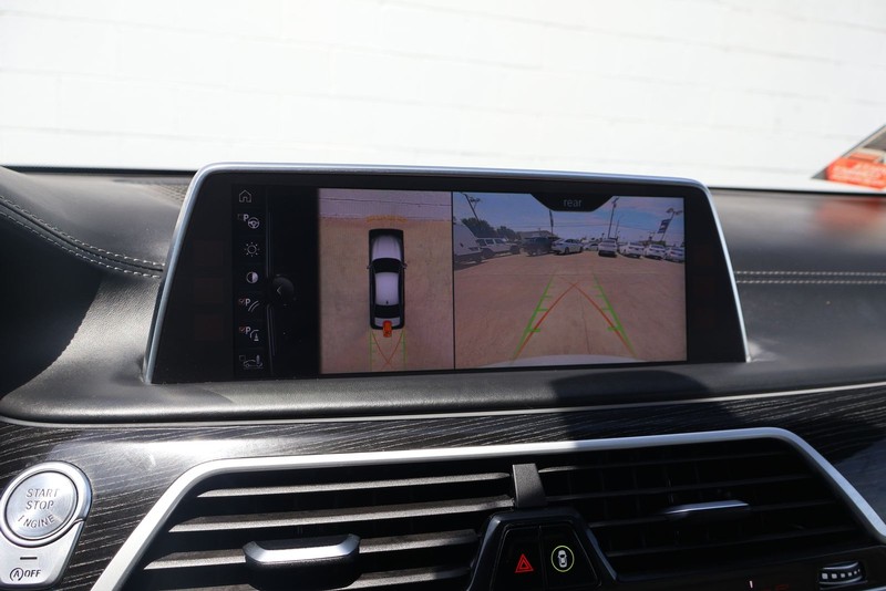 BMW 750i Vehicle Full-screen Gallery Image 30