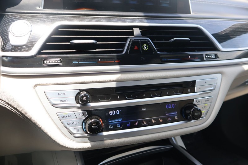 BMW 750i Vehicle Full-screen Gallery Image 31