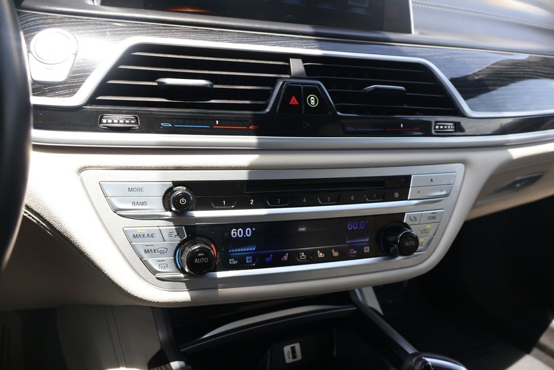 BMW 750i Vehicle Full-screen Gallery Image 32