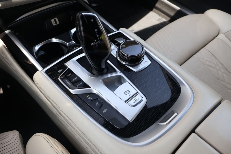 BMW 750i Vehicle Full-screen Gallery Image 33