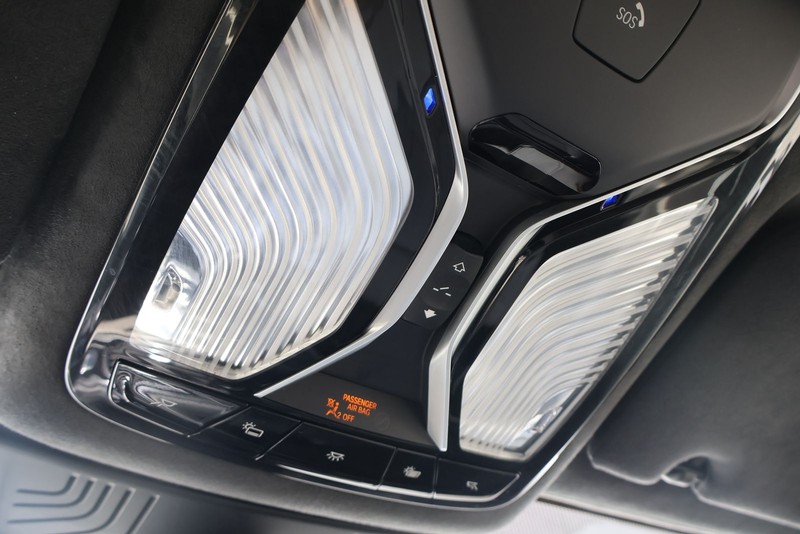 BMW 750i Vehicle Full-screen Gallery Image 34