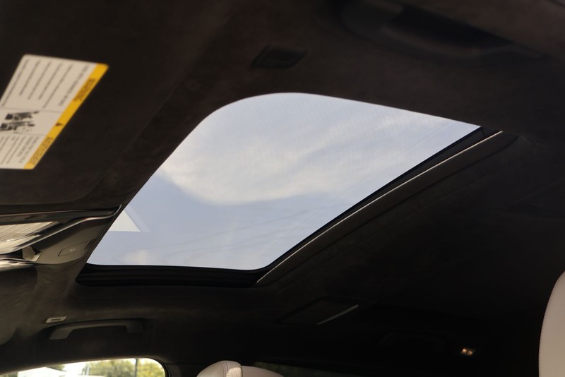 BMW 750i Vehicle Full-screen Gallery Image 35