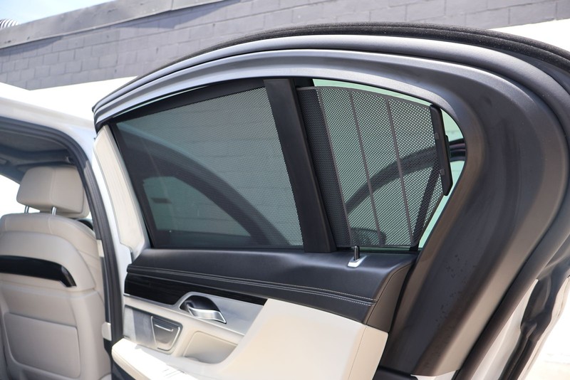 BMW 750i Vehicle Full-screen Gallery Image 36