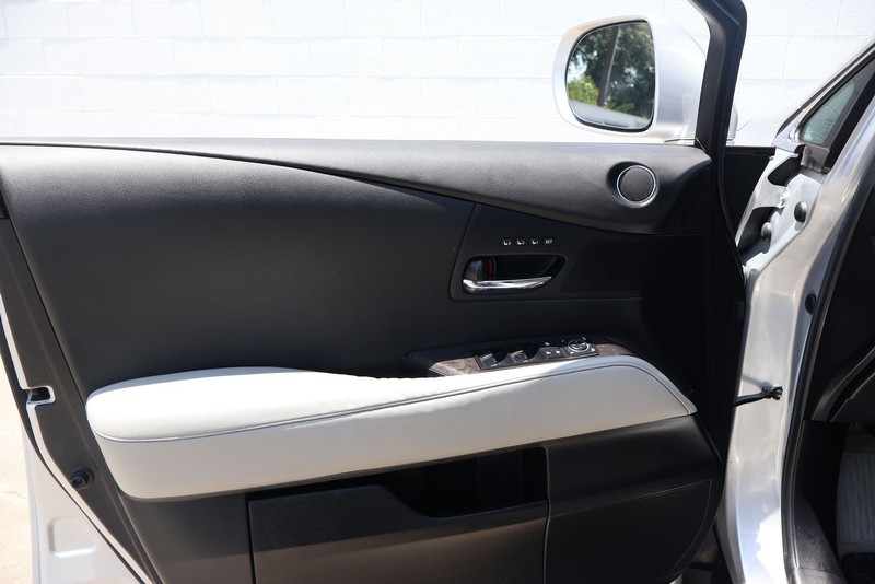Lexus RX 350 Vehicle Full-screen Gallery Image 14
