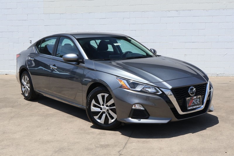 Nissan Altima Vehicle Full-screen Gallery Image 01