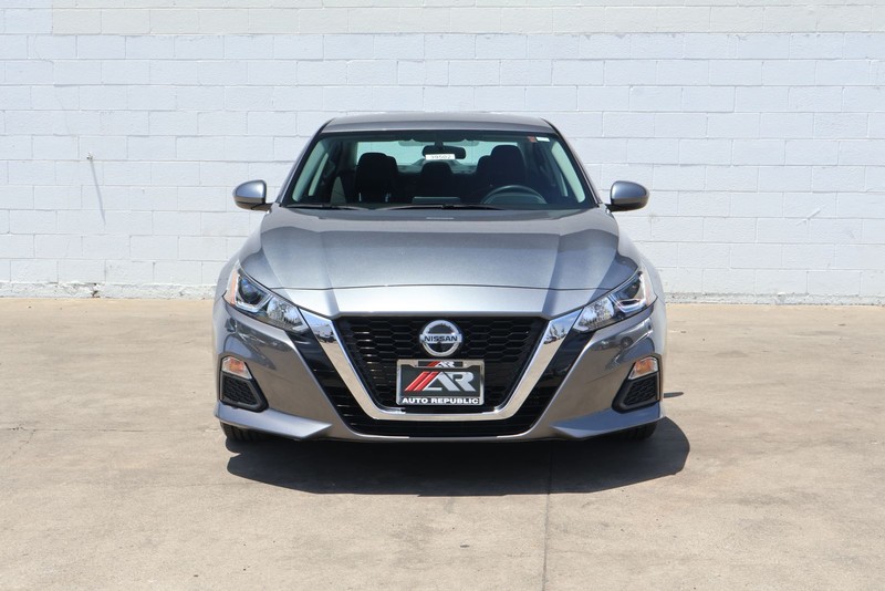 Nissan Altima Vehicle Full-screen Gallery Image 02