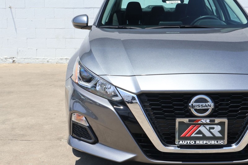 Nissan Altima Vehicle Full-screen Gallery Image 03