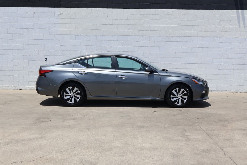 Nissan Altima Vehicle Full-screen Gallery Image 04