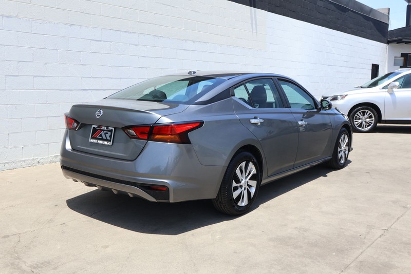 Nissan Altima Vehicle Full-screen Gallery Image 05