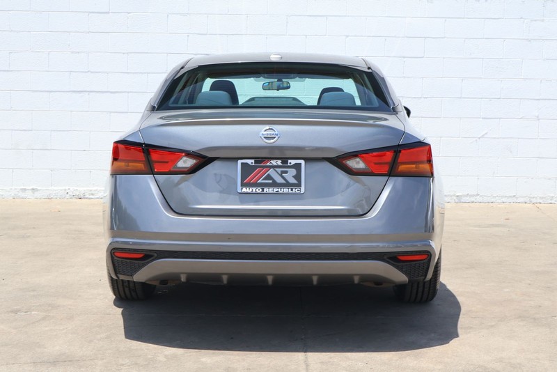 Nissan Altima Vehicle Full-screen Gallery Image 06