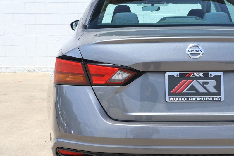 Nissan Altima Vehicle Full-screen Gallery Image 07