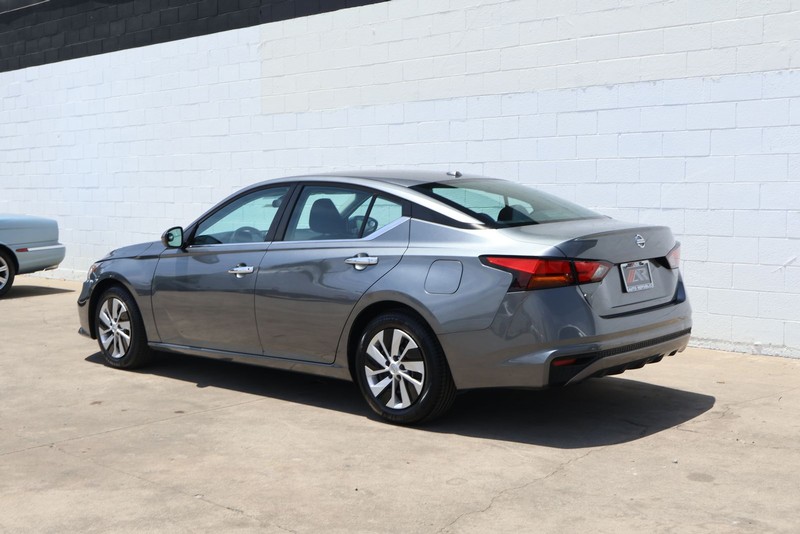Nissan Altima Vehicle Full-screen Gallery Image 08