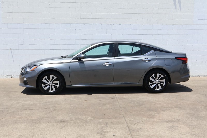 Nissan Altima Vehicle Full-screen Gallery Image 09