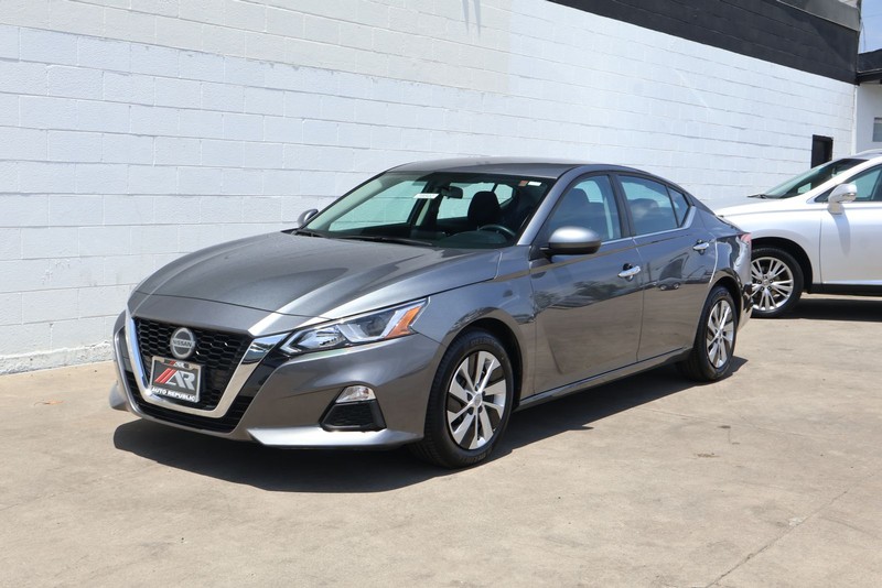 Nissan Altima Vehicle Full-screen Gallery Image 10