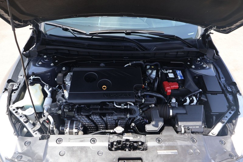 Nissan Altima Vehicle Full-screen Gallery Image 11