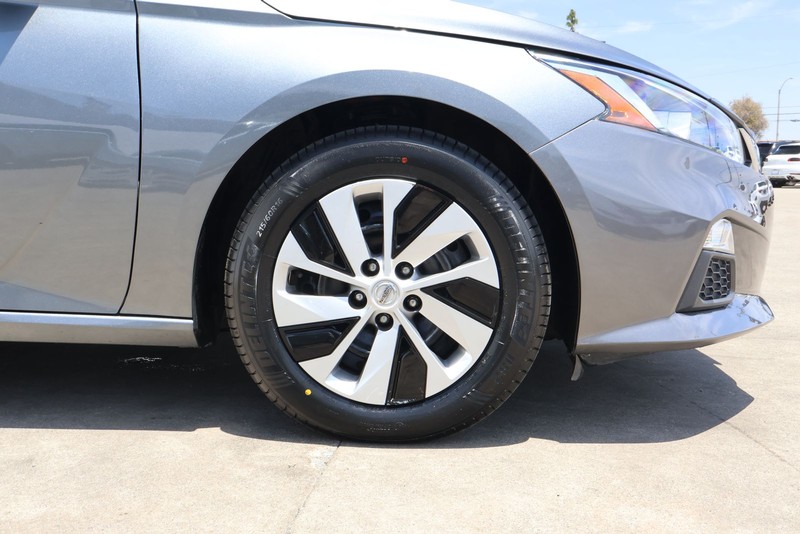 Nissan Altima Vehicle Full-screen Gallery Image 12