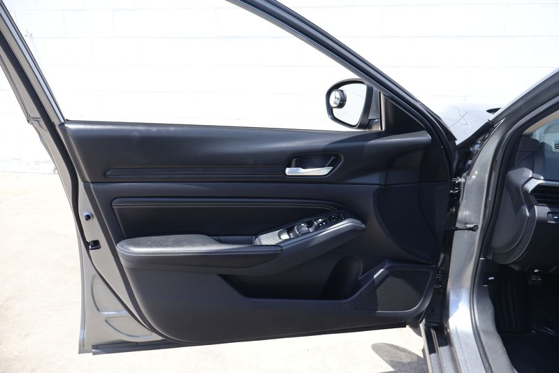 Nissan Altima Vehicle Full-screen Gallery Image 13