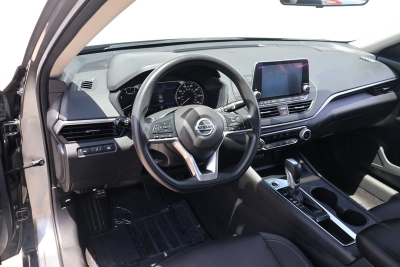 Nissan Altima Vehicle Full-screen Gallery Image 14
