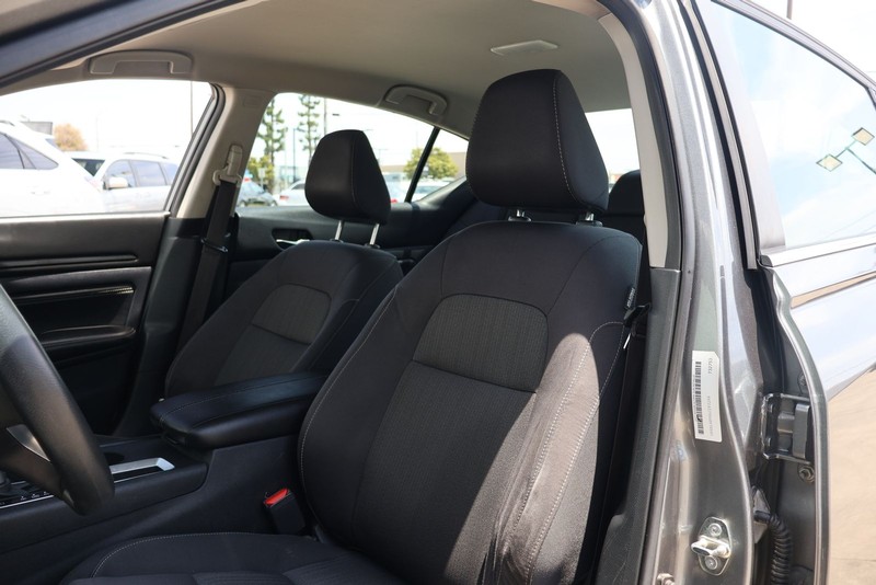 Nissan Altima Vehicle Full-screen Gallery Image 15