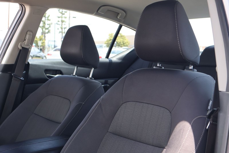 Nissan Altima Vehicle Full-screen Gallery Image 16