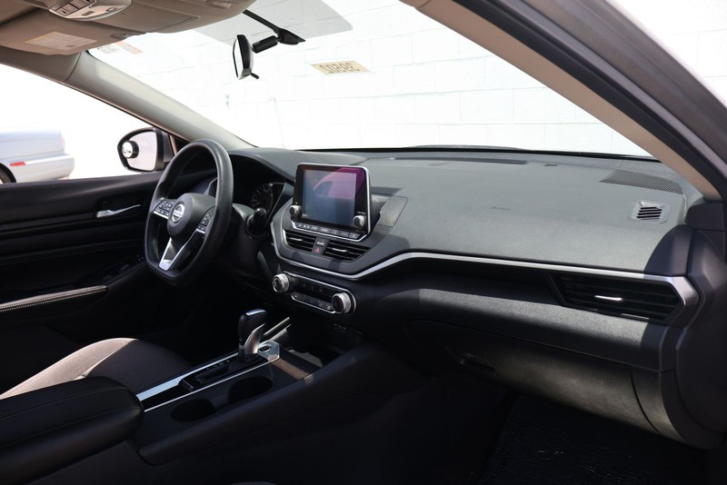 Nissan Altima Vehicle Full-screen Gallery Image 17