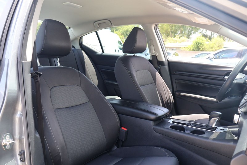 Nissan Altima Vehicle Full-screen Gallery Image 18